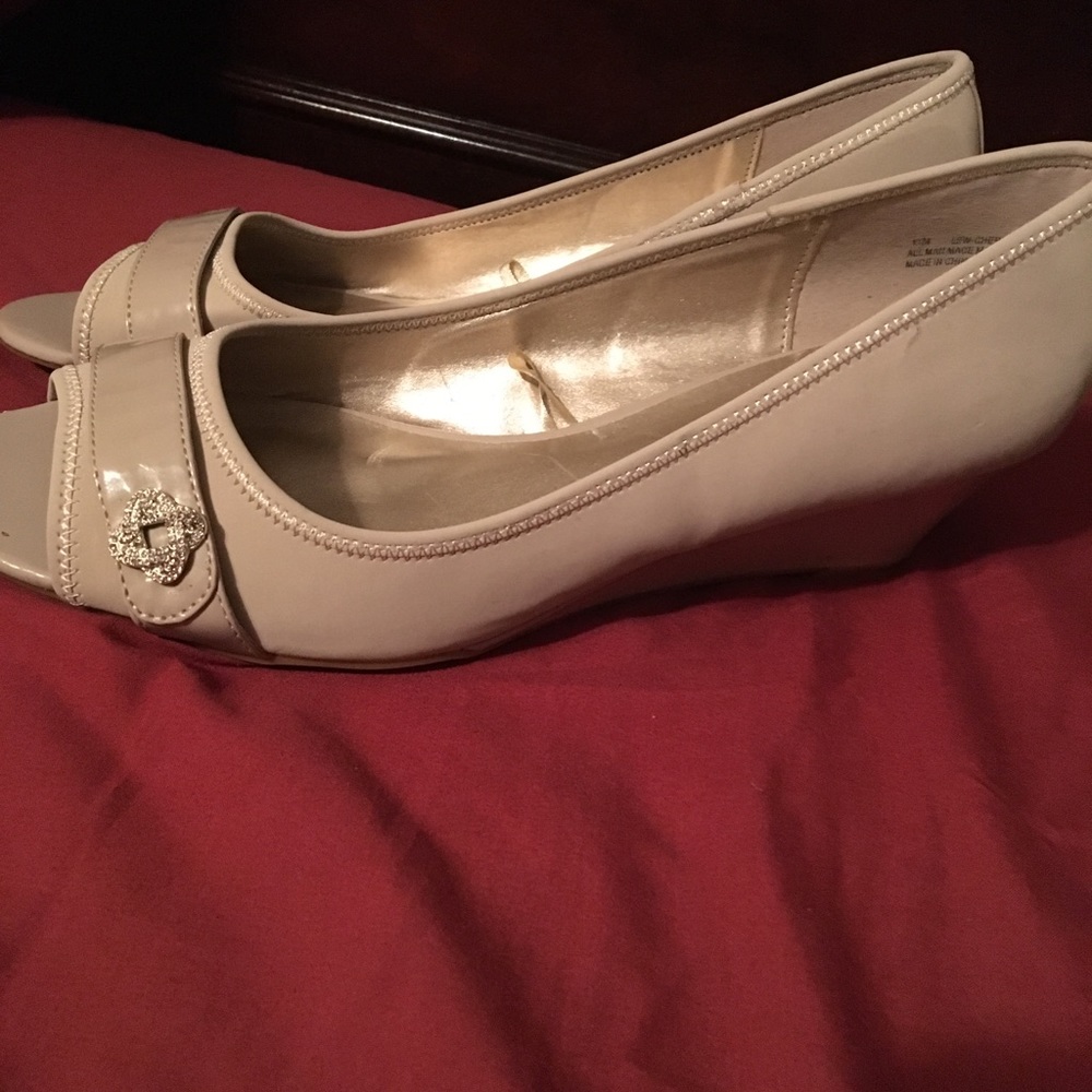 London Fog Tan wedge heels